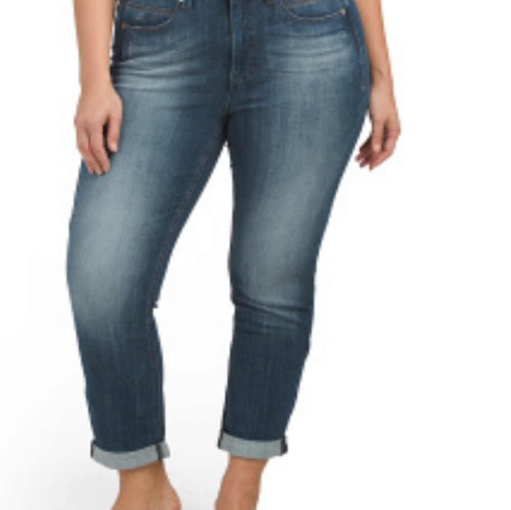 Women's Kensie capri jeans.